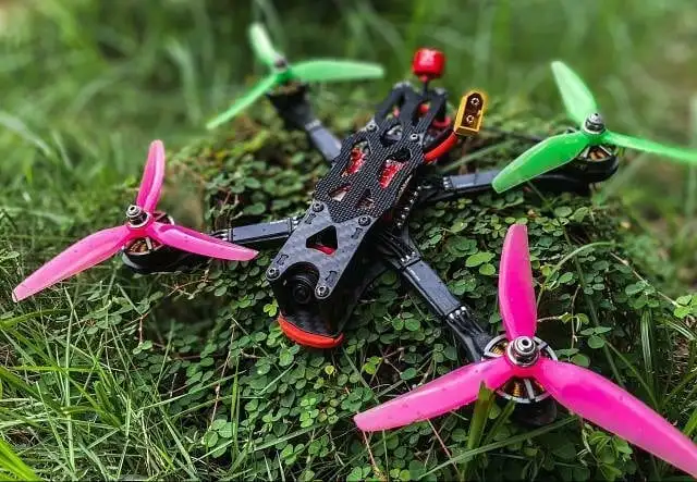 Propeleriai HQProp Ethix S3 3 menčių 5" arbūzų spalvos (2 pagal laikrodžio rodyklę + 2 prieš laikrodžio rodyklę)